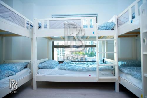 迪拜Rb Hostel Jbr的客房设有两张双层床和窗户。