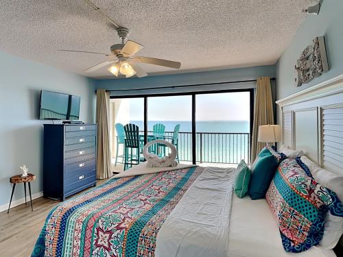 圣徒皮特海滩Ocean Sands 1002的一间卧室设有一张床,享有海景