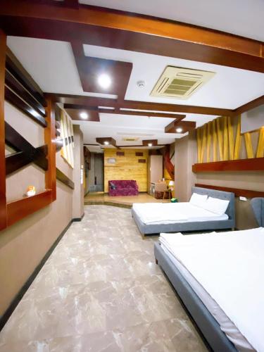 芹苴Hang Chau Hotel的大房间,设有三张床