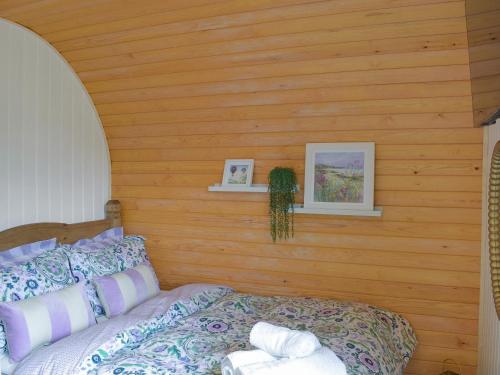 StraitonFreedom Fields - Bluebell的一间卧室配有一张木墙床