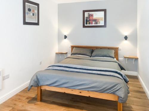 坎伯恩Chi Lowen的一间卧室配有一张带木制床架的床