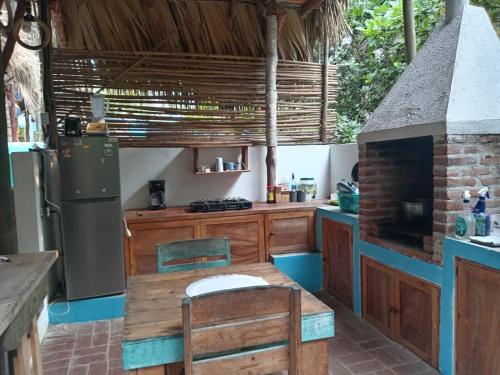 El Paredón Buena VistaEl Puente的厨房配有桌子和冰箱