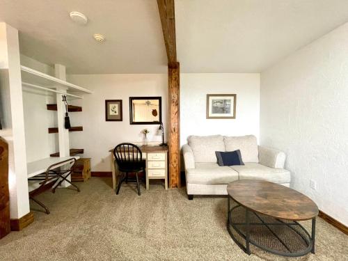 阿赫瓦尼Sierra Mountain Lodge - Vacation Rentals - Yosemite的客厅配有白色的沙发和桌子