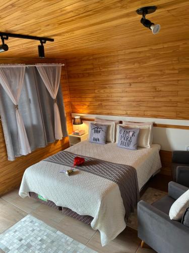 乌鲁比西Aconchego do Sereno Exclusive Chales的木墙客房的两张床