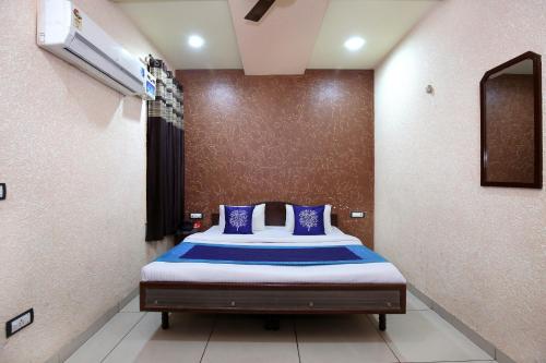 OYO 9808 Hotel Prem Sagar客房内的一张或多张床位