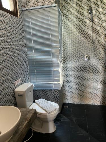 拉迈苏梅岛海风广场酒店的浴室配有卫生间、盥洗盆和淋浴。
