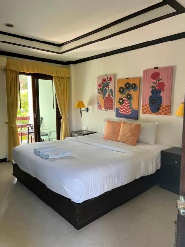 拉迈苏梅岛海风广场酒店的卧室配有一张白色大床