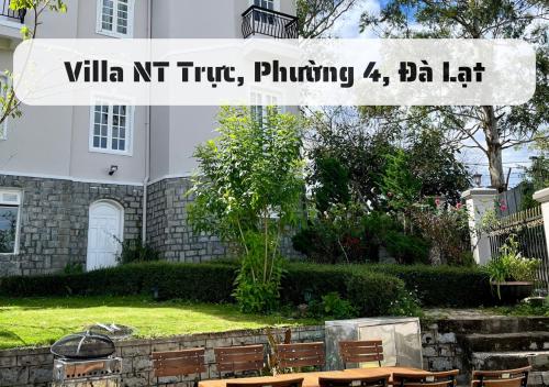 大叻Hệ Thống Villa Đà Lạt的桌椅前的标志