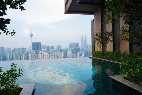 吉隆坡Harmony Luxury Suites At Lucentia Bukit Bintang City Center的一座城市天际线的游泳池