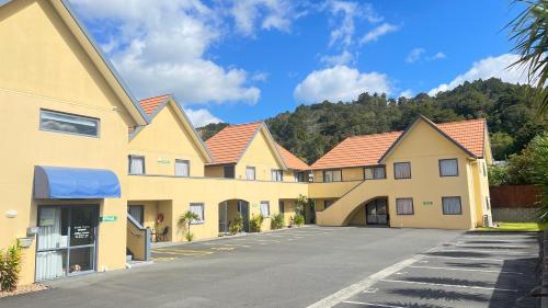 旺阿雷旺加雷贝拉维斯特汽车旅馆的有一排黄色的建筑,有红色的屋顶