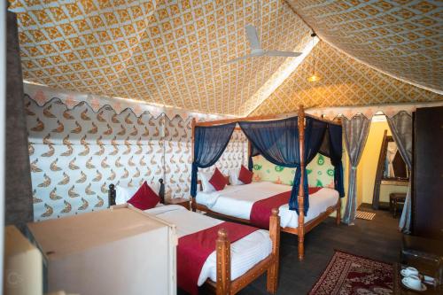 NavgamThe Royal Heritage Tent Resort- Statue of Unity的一间卧室设有两张床和天花板