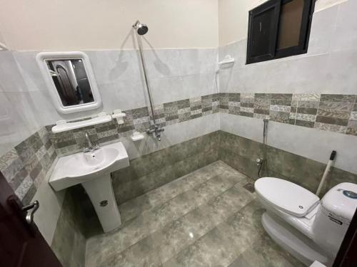 拉合尔Lasani 1 Hotel的一间带卫生间和水槽的浴室