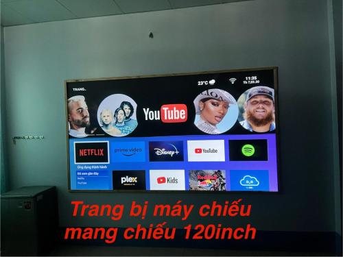 Cao LãnhMOCA MOTEL的电视屏幕上有很多人