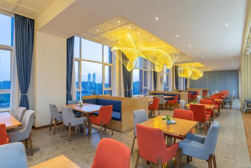 银川银川中心智选假日酒店的餐厅设有桌椅和窗户。