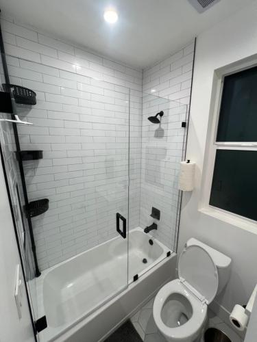 洛杉矶1BR Hollywood Townhouse的白色的浴室设有卫生间和淋浴。