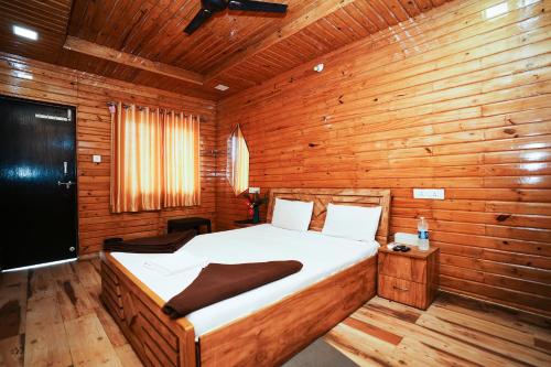 浦那Sunshine Resort的小木屋内一间卧室,配有一张床