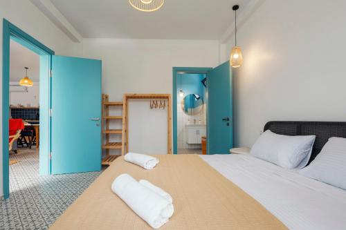 谢赫维蒂利Villa Capri-Kaprovani的一间卧室配有一张大床和两条毛巾