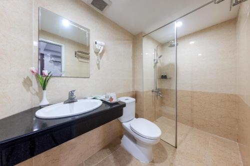 河内阿夸里欧斯大酒店的浴室配有卫生间、盥洗盆和淋浴。