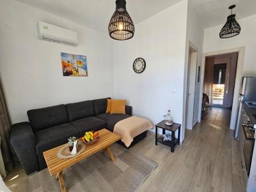 斯卡拉拉乔伊Sol Greco Apartment的客厅配有沙发和桌子