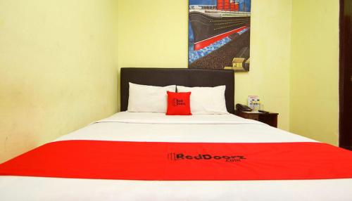 勒吉安The Legian 777的床上有红色枕头