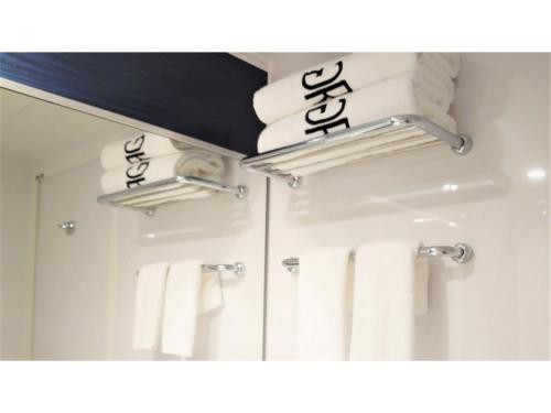 名户Green Rich Hotel Okinawa Nago - Vacation STAY 49879v的浴室内的镜子和毛巾