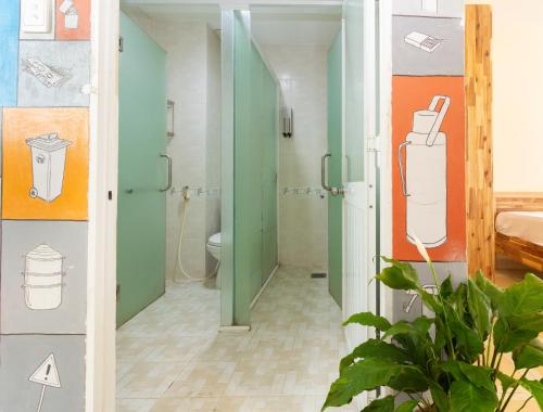 胡志明市Ehome Saigon - Gạo hostel的浴室配有淋浴间和卫生间。