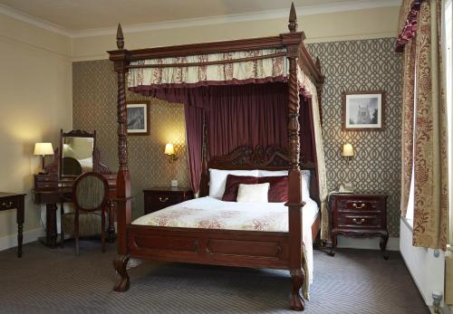 George Hotel by Greene King Inns客房内的一张或多张床位