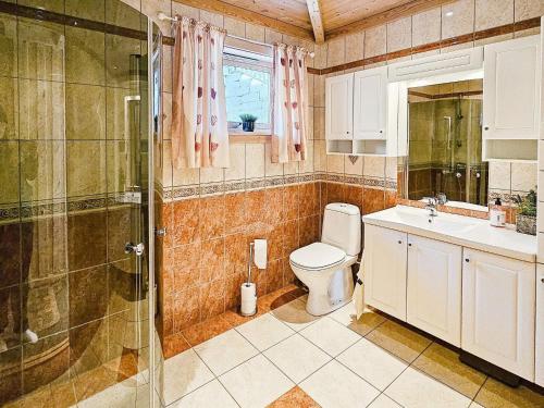 BygstadHoliday home Bygstad的浴室配有卫生间、盥洗盆和淋浴。