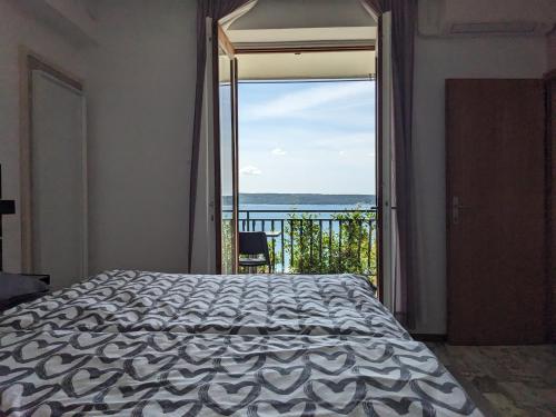 波尔托罗Appa Apartments的一间卧室配有一张床,享有海景