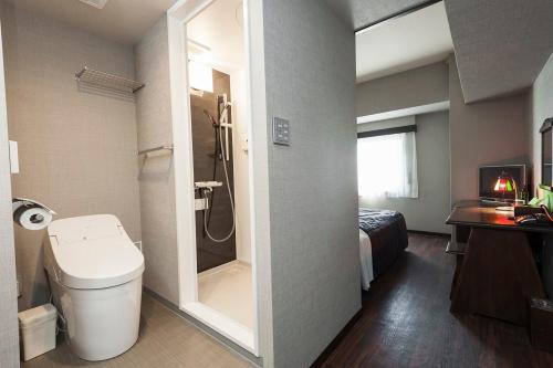 冈崎市冈崎大和酒店的一间带卫生间和淋浴的浴室。