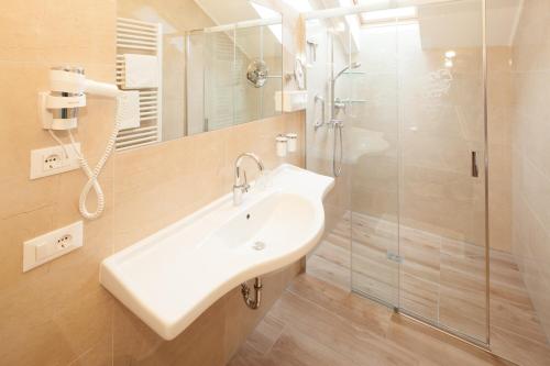 卡尔达罗Residence Preyhof的一间带水槽和淋浴的浴室