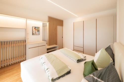 卡尔达罗Residence Preyhof的卧室配有白色的床和2个枕头