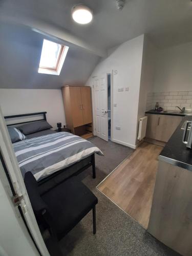 米德尔斯伯勒Exclusive Self-contained flat in Middlesbrough的一间卧室配有床,厨房