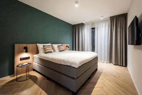 阿姆斯特丹Numa Amsterdam Docklands的一间卧室设有一张床和绿色的墙壁