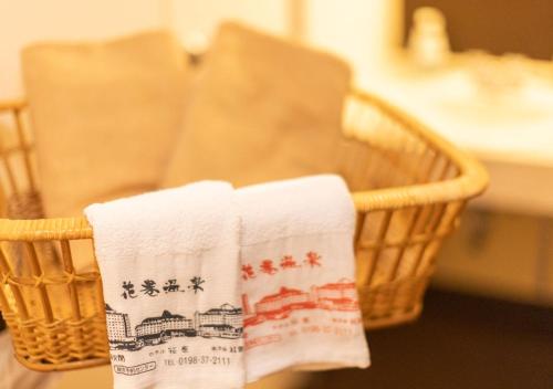 花卷市花卷酒店的桌子上柳条篮子里的两条毛巾