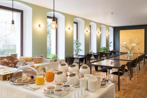 柏林约翰酒店的一间用餐室,配有一张带食物盘的桌子