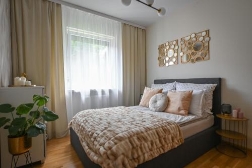 克拉科夫MalinoweLove - 3 pokoje, parking, ogród的一间卧室设有一张床和一个窗口