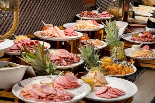 贝莱克卡亚宫高尔夫度假酒店的餐桌上的自助餐,包括盘子