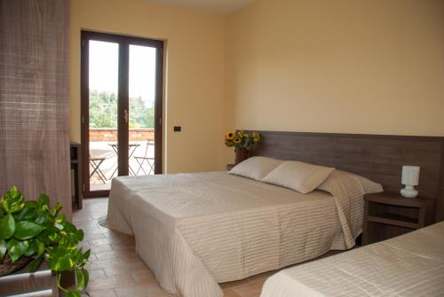 特拉莫Casa Dèlfico Ristoro in famiglia的一间带两张床的卧室和一个阳台