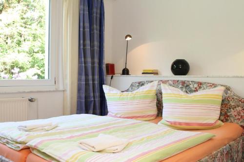 卡劳特格瑞斯赫Ferienhaus "Am Papststein"的一张带两条毛巾的床和窗户