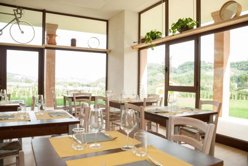 特拉莫Casa Dèlfico Ristoro in famiglia的餐厅设有桌椅和大窗户。