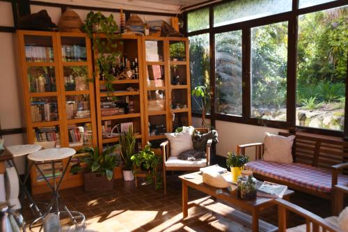 费拉约港Villa Gaia的客厅里摆放着许多家具和窗户