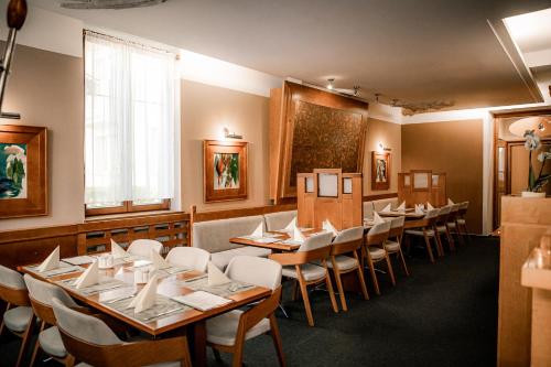 奥帕瓦伊比利亚酒店的用餐室配有木桌和椅子