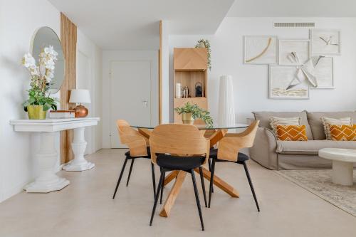 贝尼多姆SAKURA by Costa Activa Rentals的客厅设有餐桌和椅子