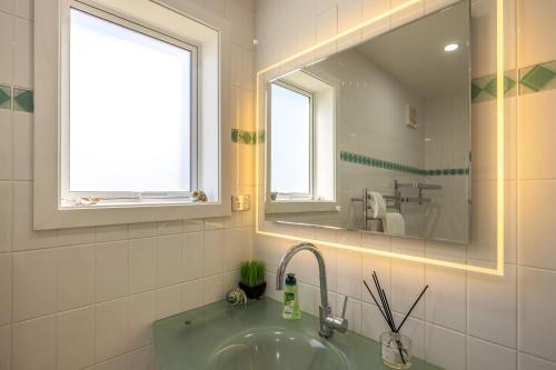 棕榈滩2 Levels of Magnificient Sea Views的一间带水槽和镜子的浴室