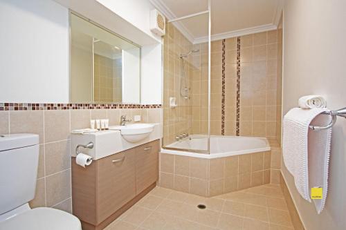 朱里恩湾Lesueur Days的浴室配有卫生间、盥洗盆和浴缸。