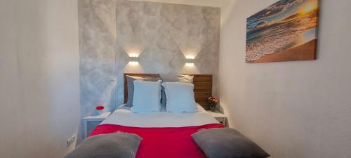 马莱莫尔Charmant T2 climatisé avec belle vue , Golf de Pont-Royal的一间卧室配有一张带蓝色和白色枕头的床