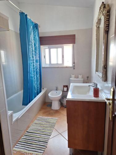 卡帕里卡海岸Natural Mystic Hostel的带浴缸、盥洗盆和卫生间的浴室