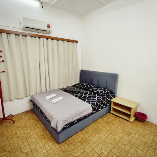 蕉赖Cheras Landed Homestay 4BR - 10Pax - MRT Suntex的一间小卧室,配有床和窗户