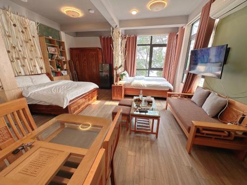 河内Kang's Home Vũ Miên的客厅配有沙发和桌子